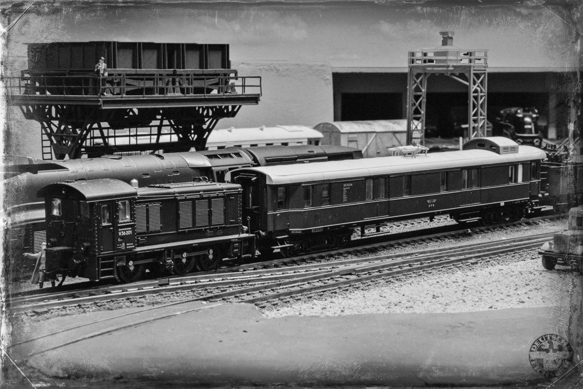 De V36 is ondertussen druk bezig de trein samen te stellen.