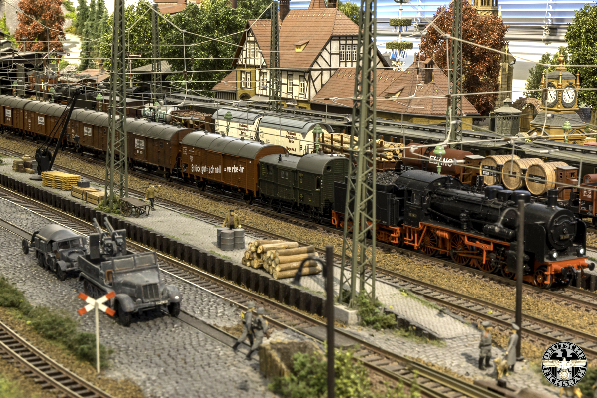 De Stuckgut Schnellverkehr wagons met een BR38 op het station.