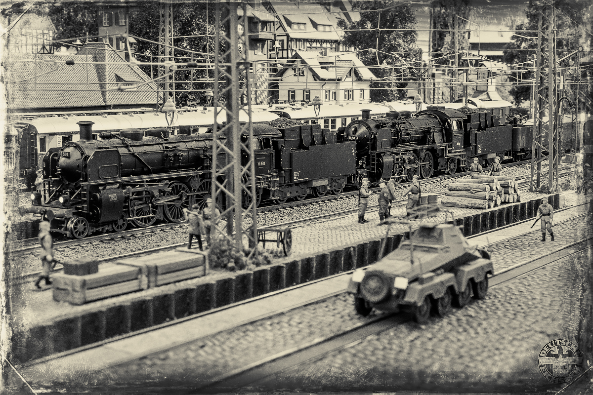 Twee baureihe 18.5 rijden het station binnen met de reichsregierungszug.