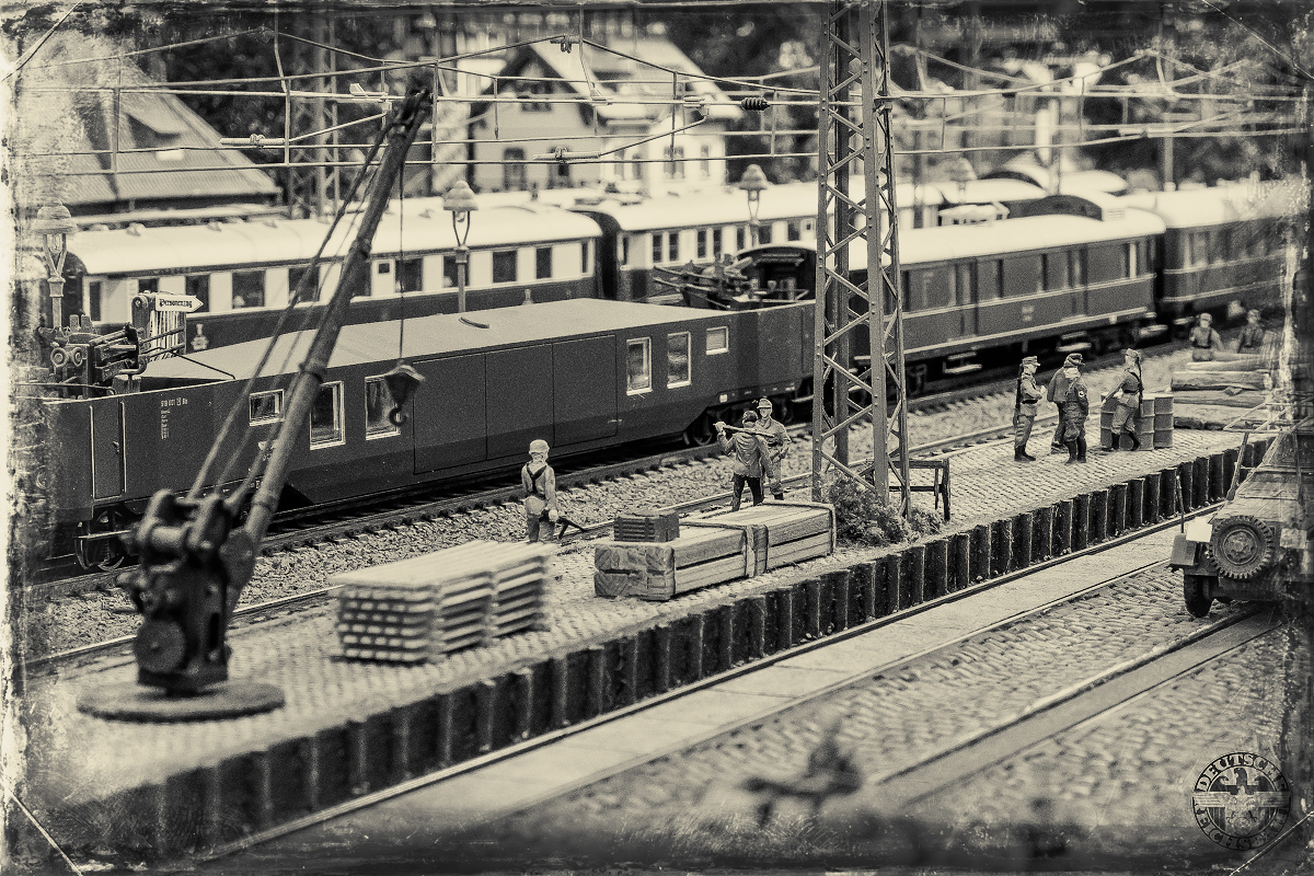Twee baureihe 18.5 rijden het station binnen met de reichsregierungszug.