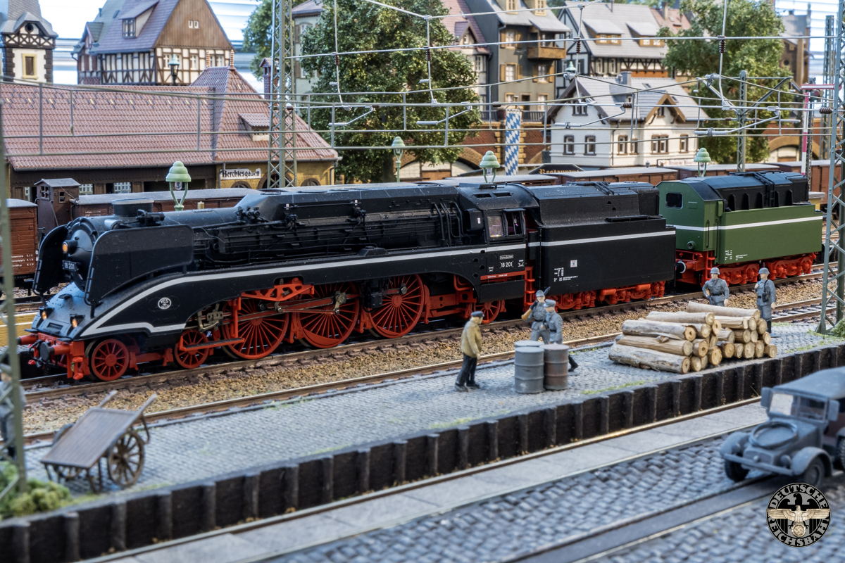 Baureihe 18.201 met nu nog een zwarte en groene tender.