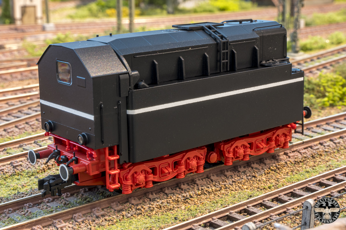 De nu zwarte tweede tender.