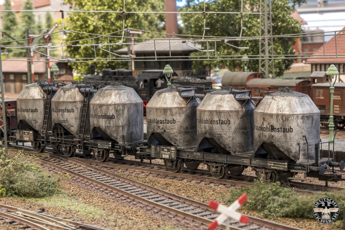 En zoals ze horen, vuile kolenstofwagons van Roco.