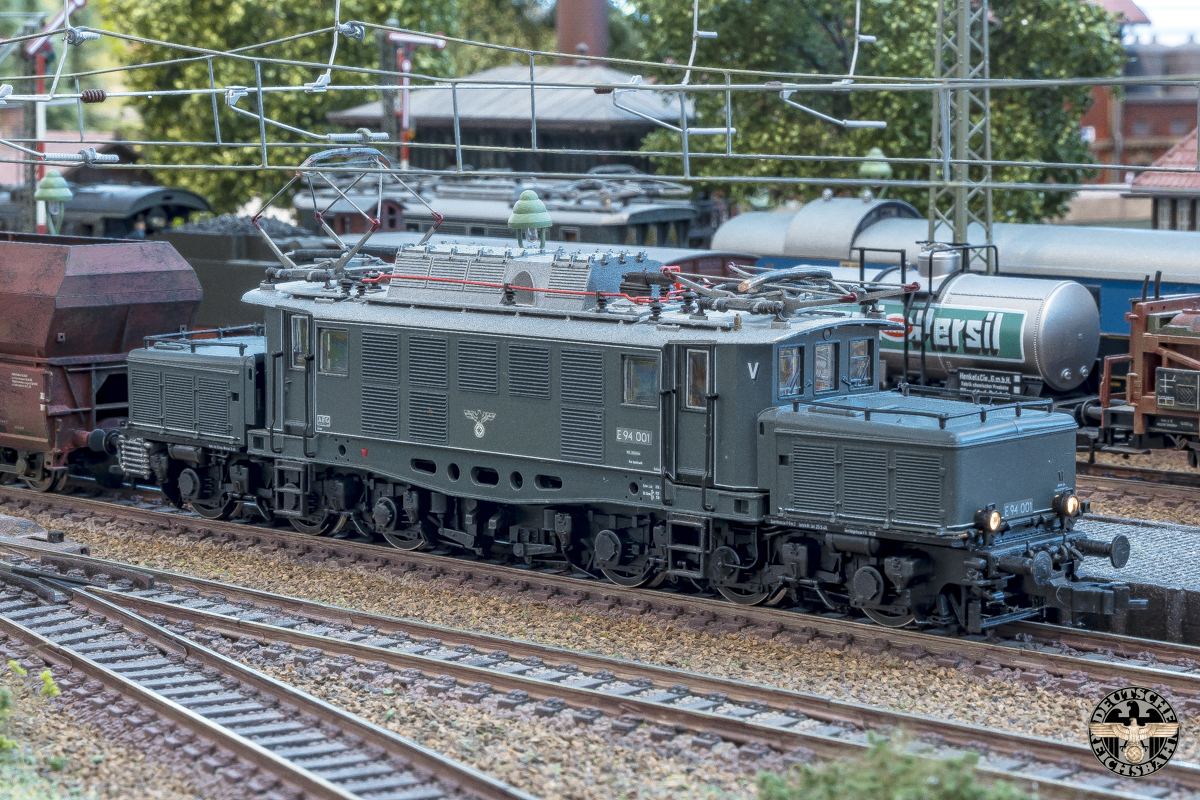 E94.001 komt het station binnen met een lange ertstrein.