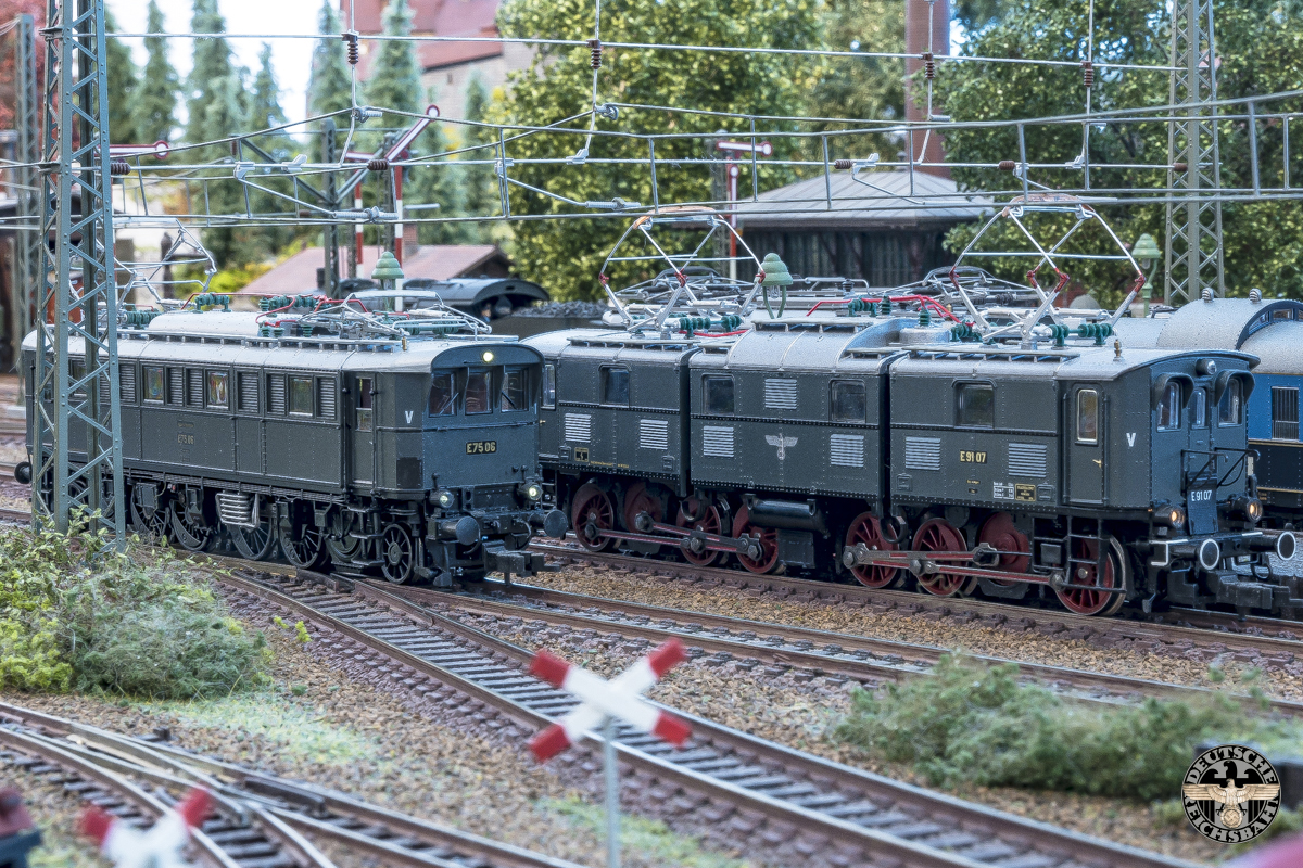 E91.07 en E75.06 staan te wachten bij het station.