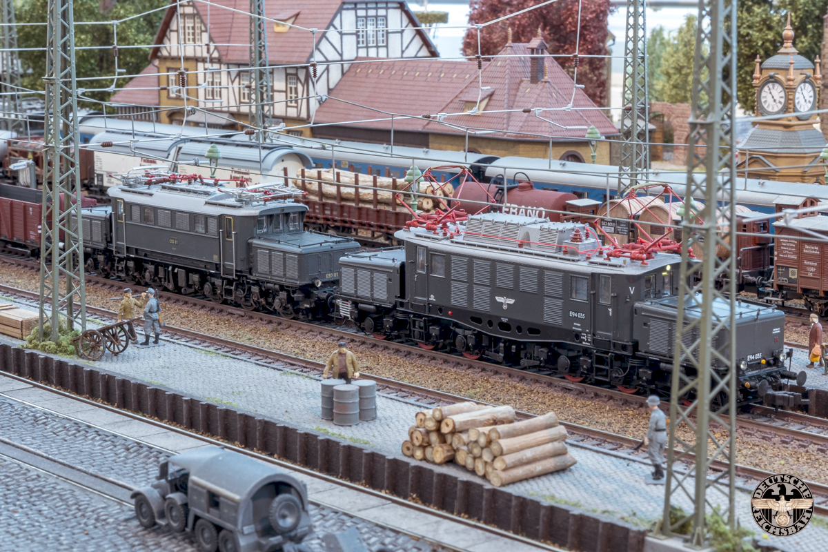 E94.035 met E93.01 in opzending voor een trein met een lege trein open wagons.