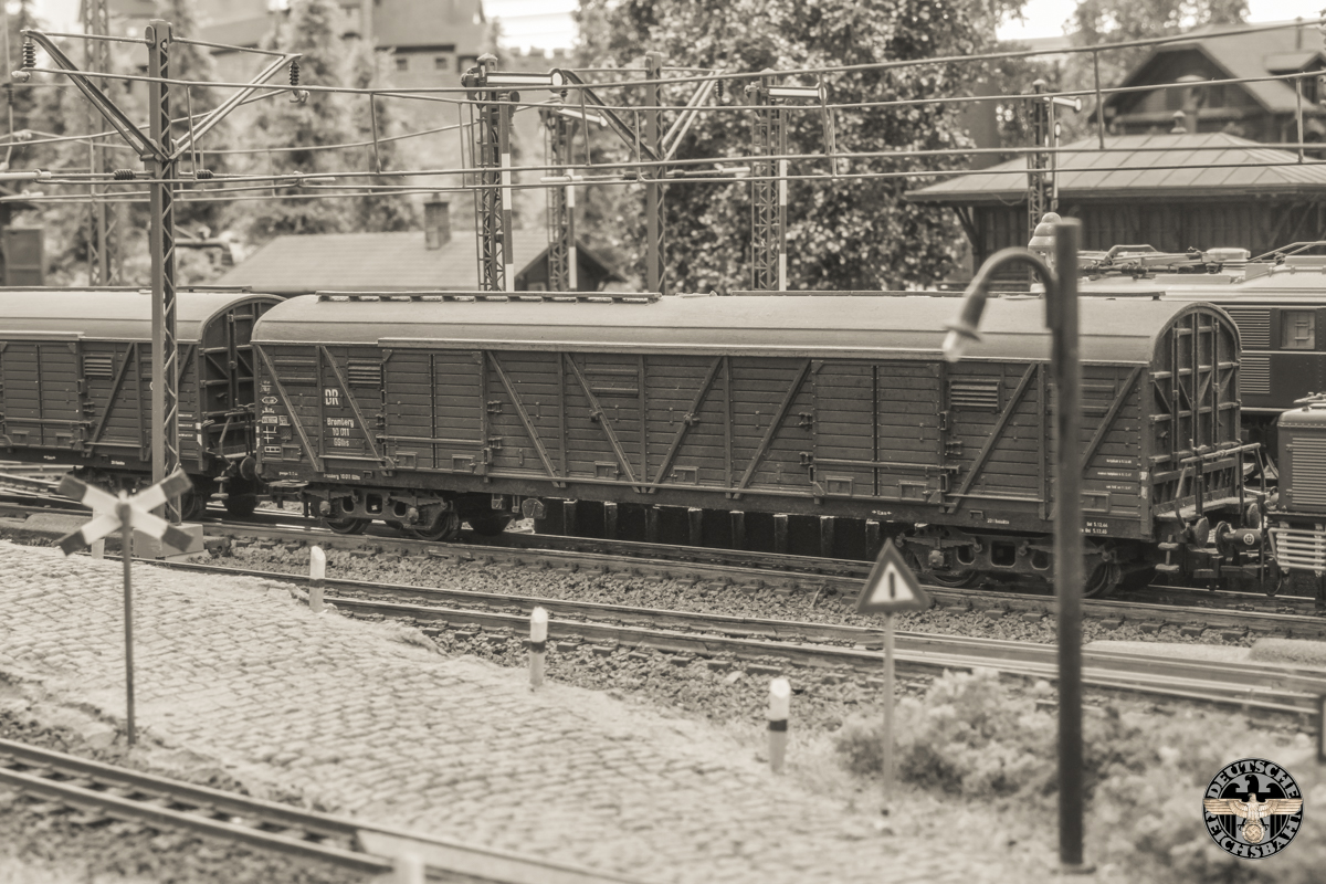 Achter de locomotief de wagons met goederen en munitie.