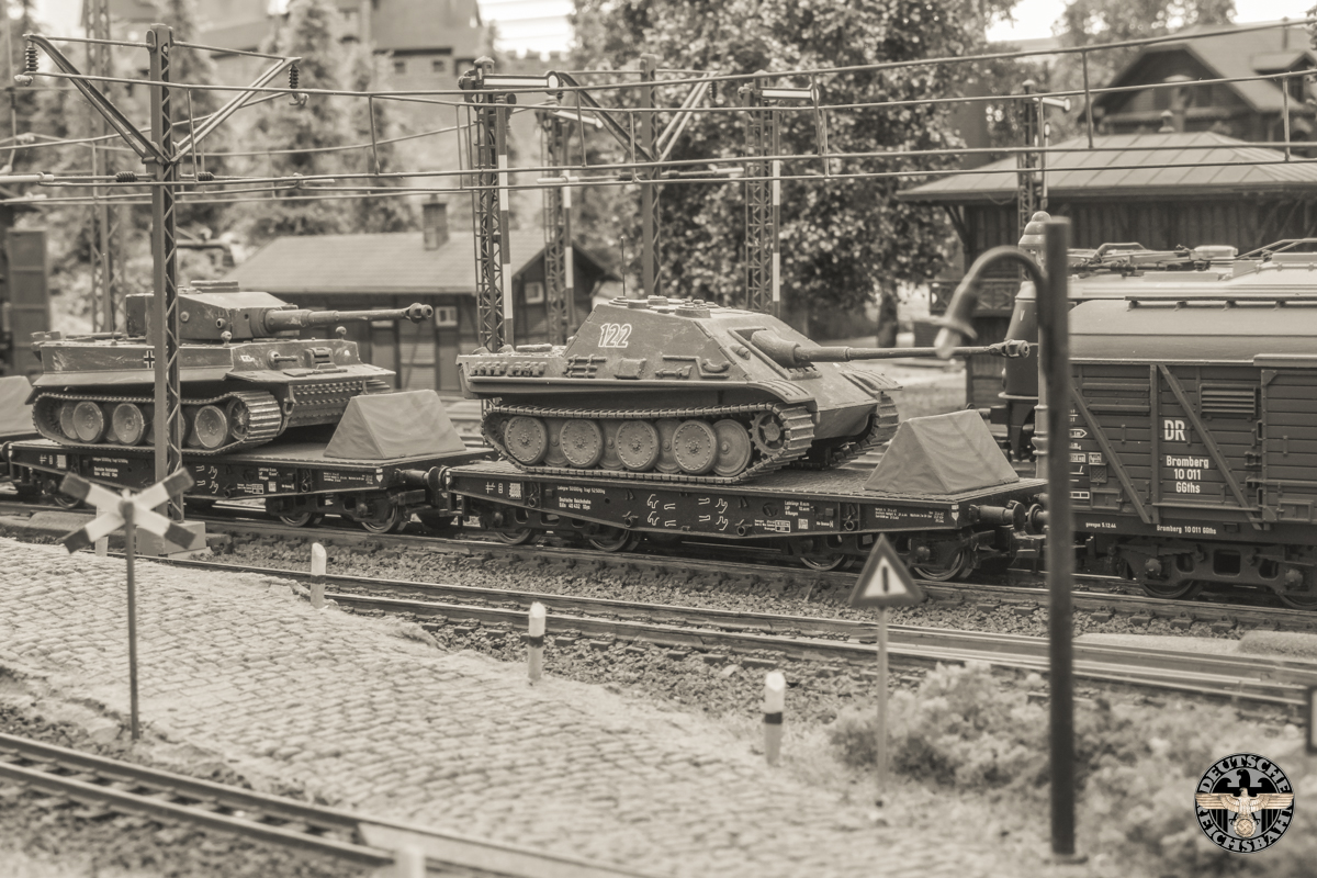 Op de platte wagons staan o.a. een Jagdpanther, Tiger...