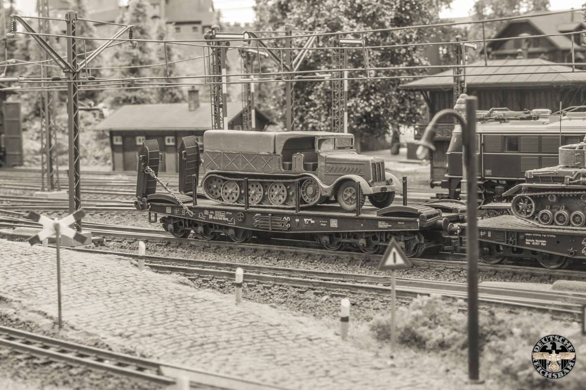 En op de laatste speciale wagon een Sd.Kfz. 9 "Famo".