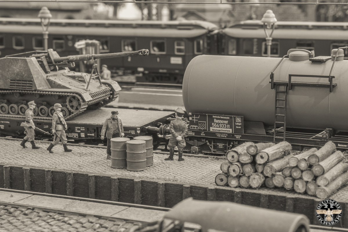 Ketelwagens worden aangekoppeld en klaar voor vertrek.