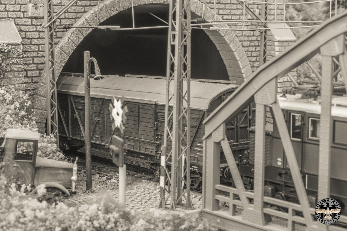 En daarachter allemaal 4-assige gesloten wagons.