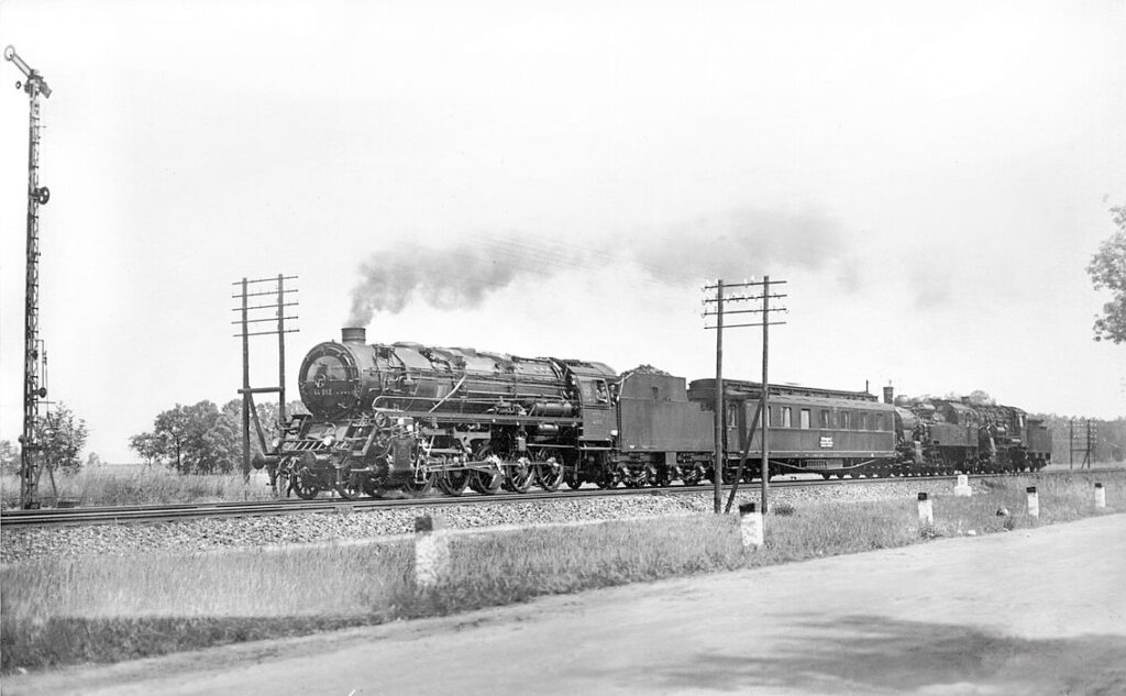 Baureihe 44 met een meettrein onderweg.