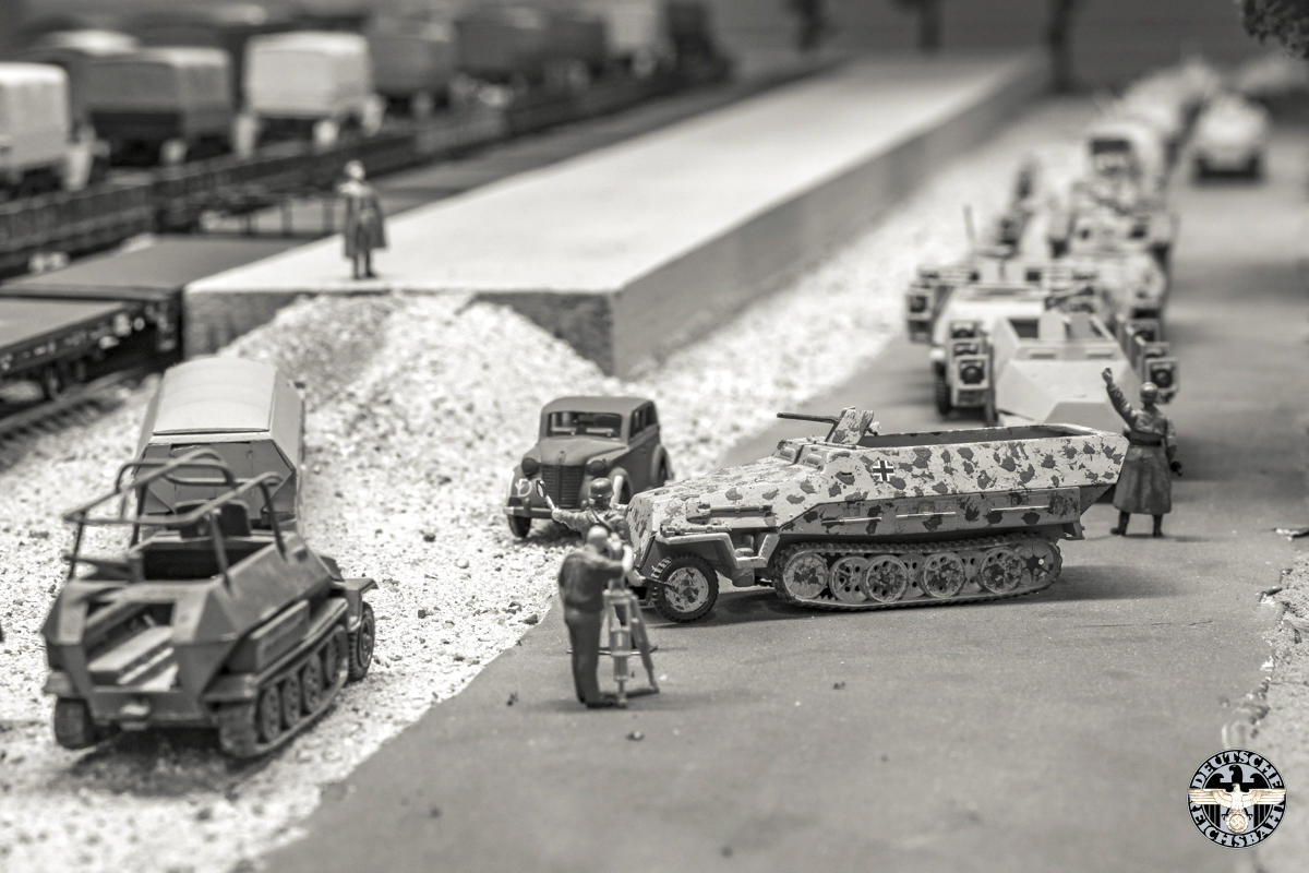 Diversen type Sd.Kfz.251 rijden nu richting het laadperron.