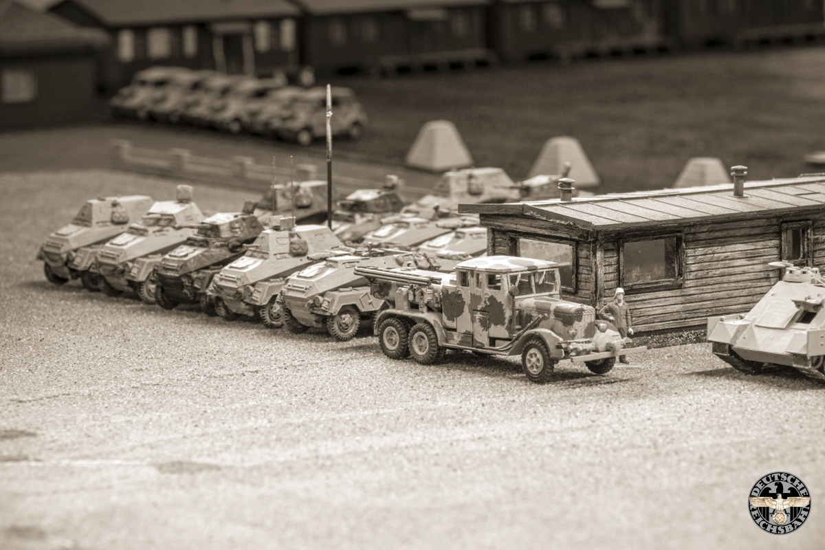 Op het kazerneterrein is ruimte gemaakt voor een zwaar transport met tanks.