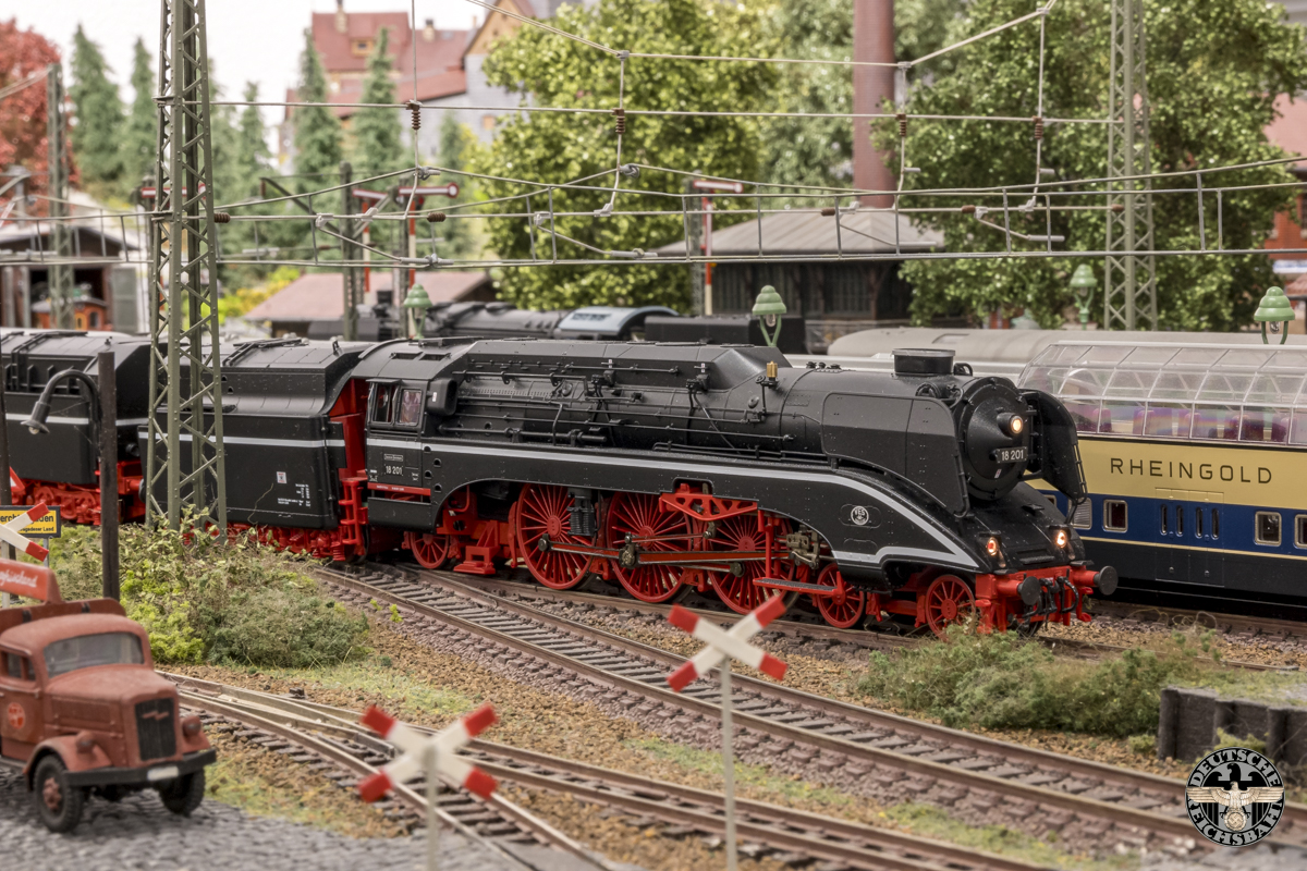 En de DR 18.201 nog even naast de panorama wagon.