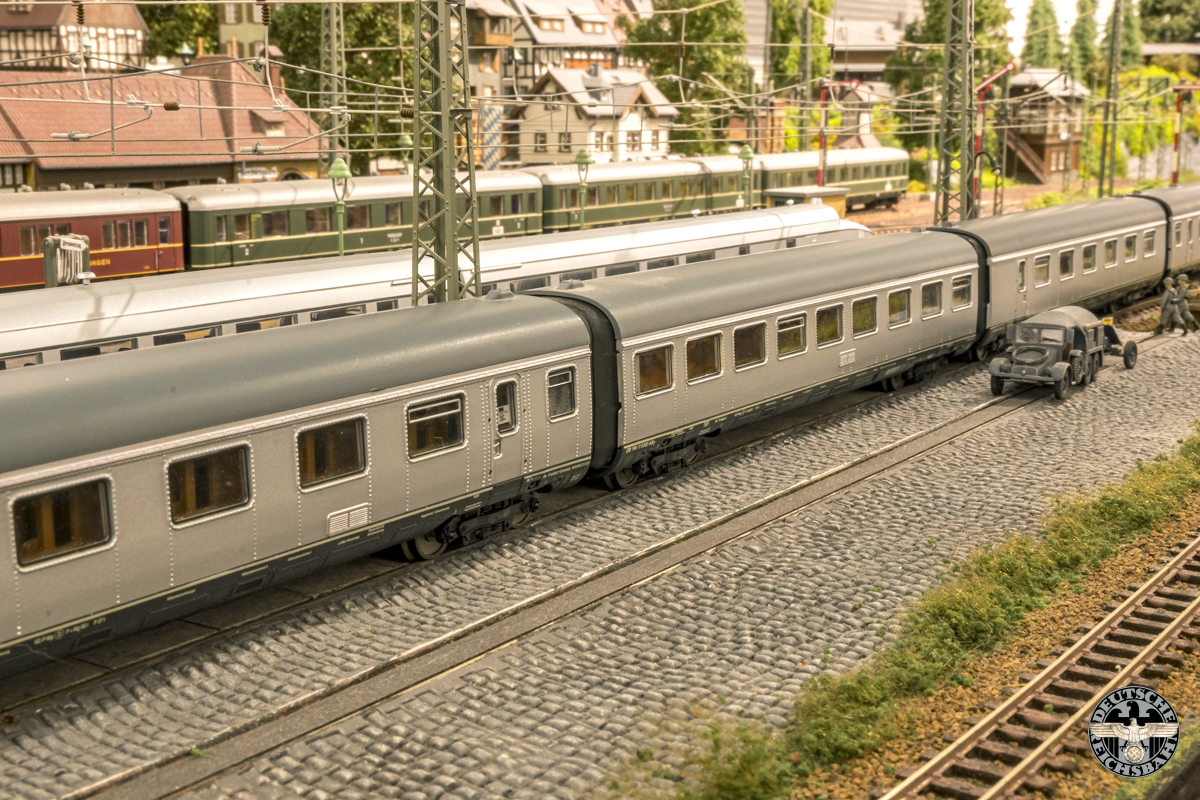 De trein wordt samengesteld, klaar voor vertrek.