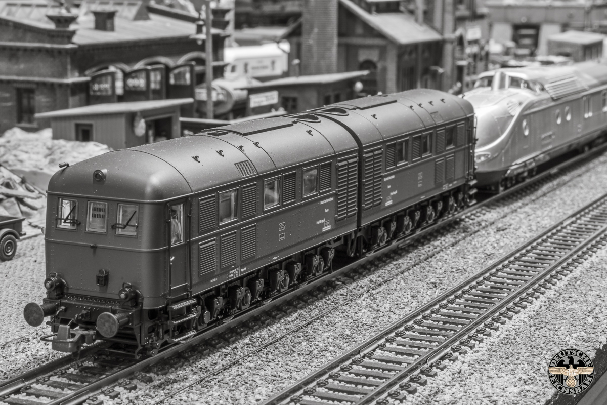 Een D311 rangeert het nieuwe treinstel.