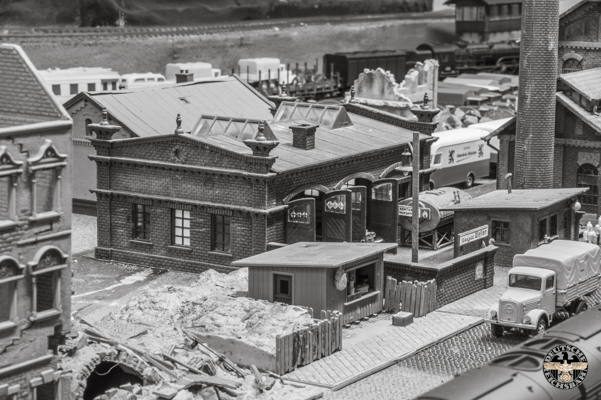 De schade aan het terrein is nu goed zichtbaar.