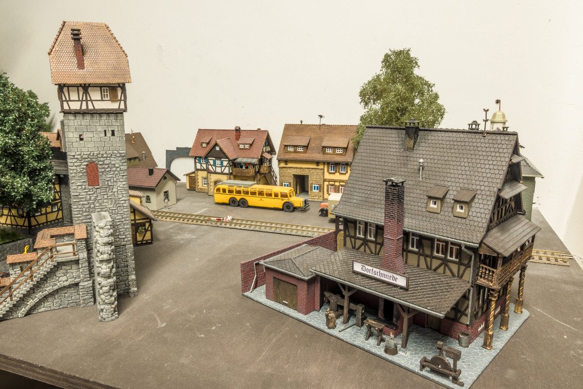 Voor de ijzerwaren kunnen de inwoners naar de smidse, hij gaat ook paarden beslaan.