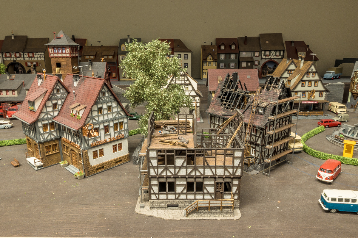 Er is brand geweest en er is een huis in aanbouw.