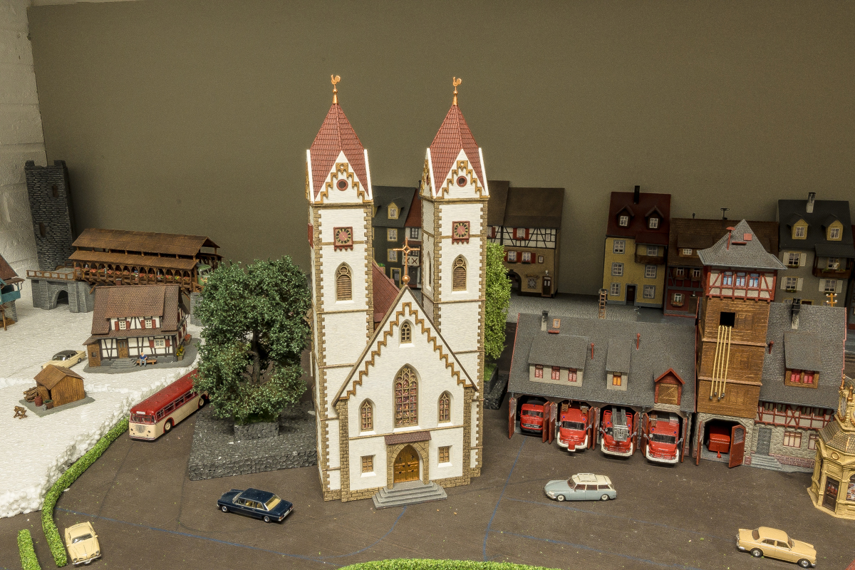 Bij de kerk komt een begraafplaats en een pleintje.