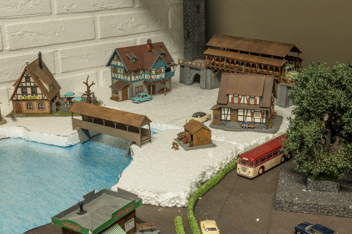 In het hutje naast de brug wordt vermoedelijk illegale drank gestookt, later meer....