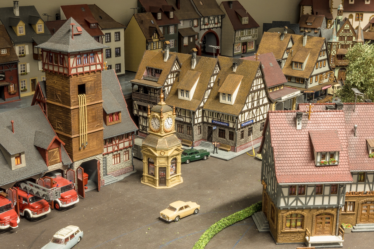 Vlakbij elkaar de brandweerkazerne en het politiebureau.