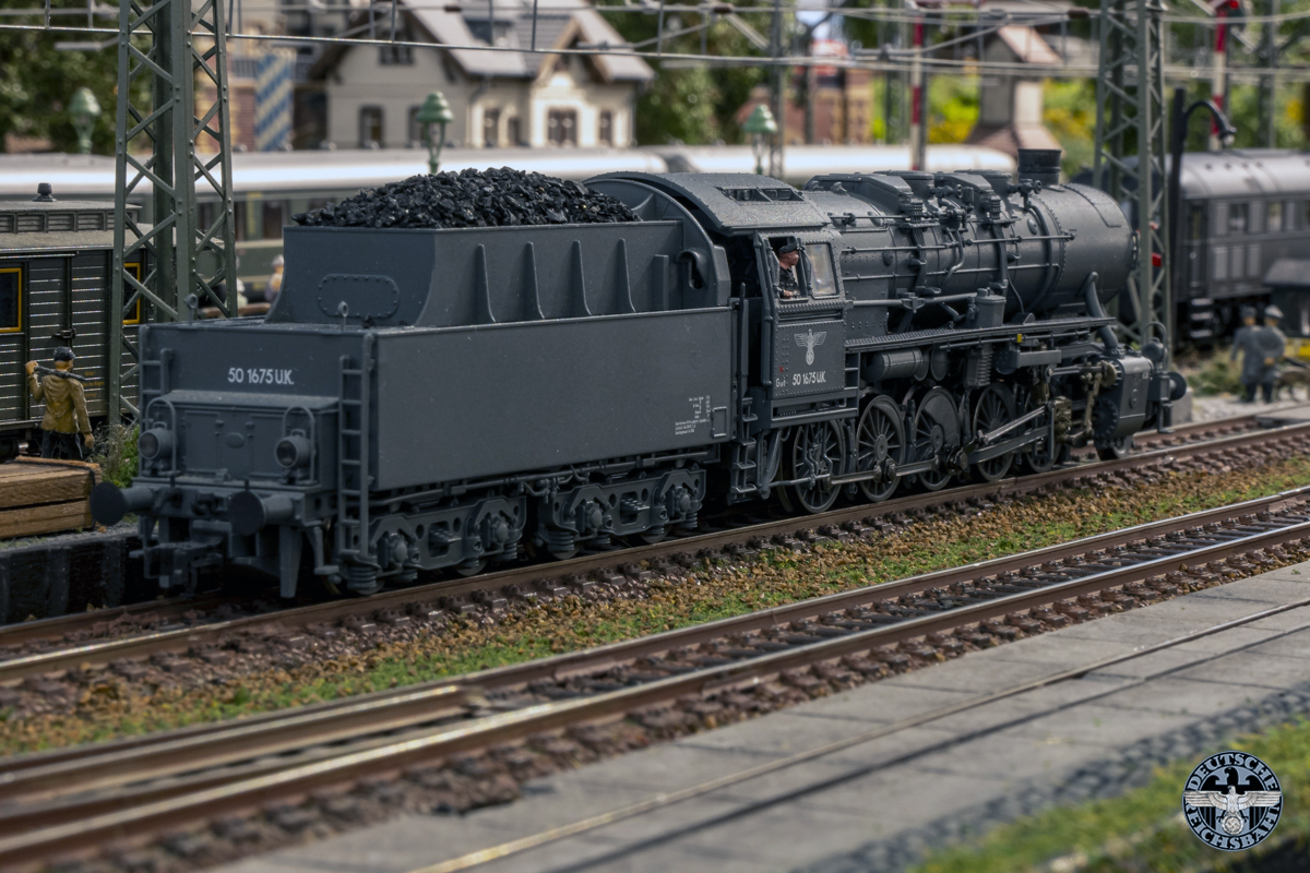 Het extra spoor met daarvoor de weg met betonplaten en smalspoor.