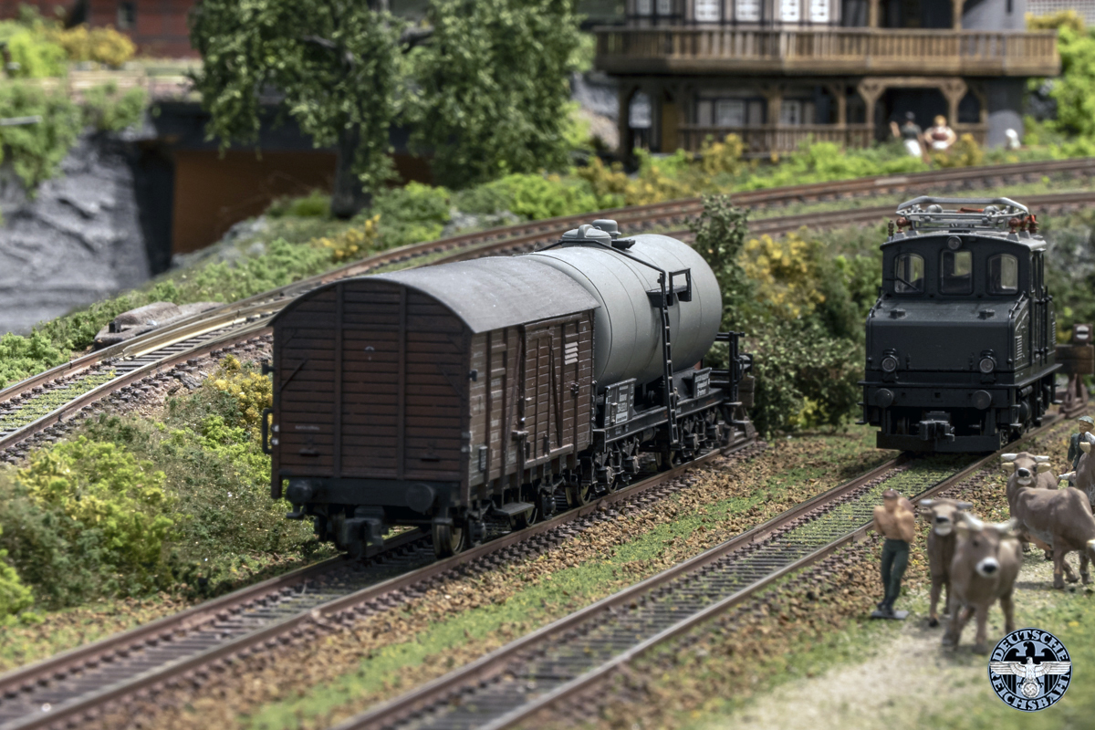 Rechterzijde station: Een E69 staat nu op het extra opstelspoor, ernaast nu een verhard pad.